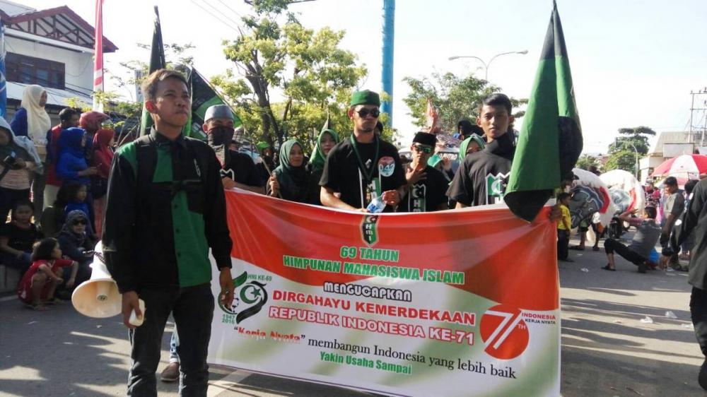 MENUNJUKAN EKSISTENSINYA, PULUHAN ANGGOTA HMI BONTANG IKUT PAWAI KEMERDEKAAN