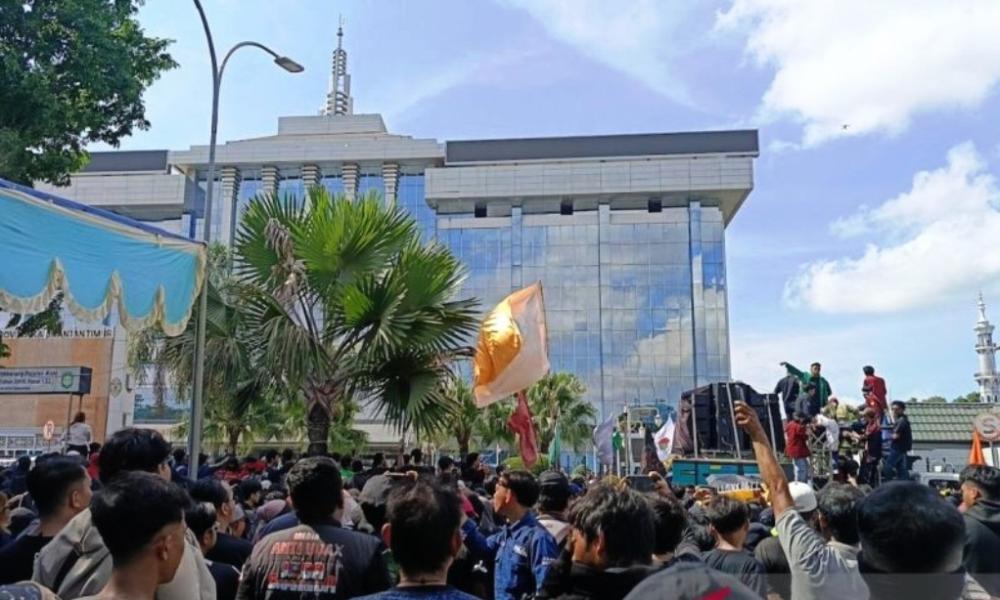 Gubernur Tak Temui Massa, Demo 21 April Kaltim Ricuh dan Dibubarkan