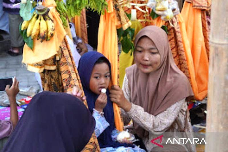 Ratusan Anak Ikut Tradisi Baayun Maulid di Banjarmasin