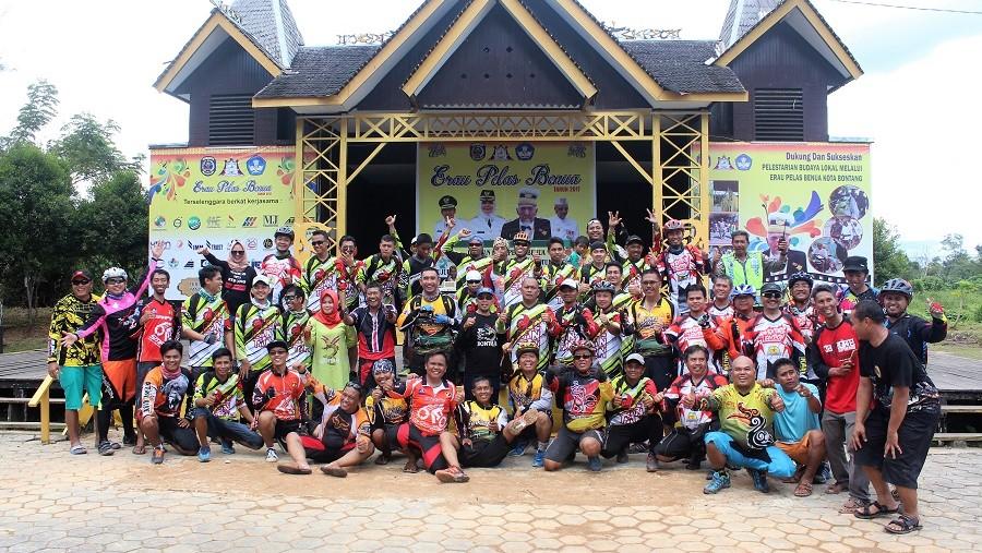 Bersepeda sekaligus Berwisata di Kampung Adat Guntung 