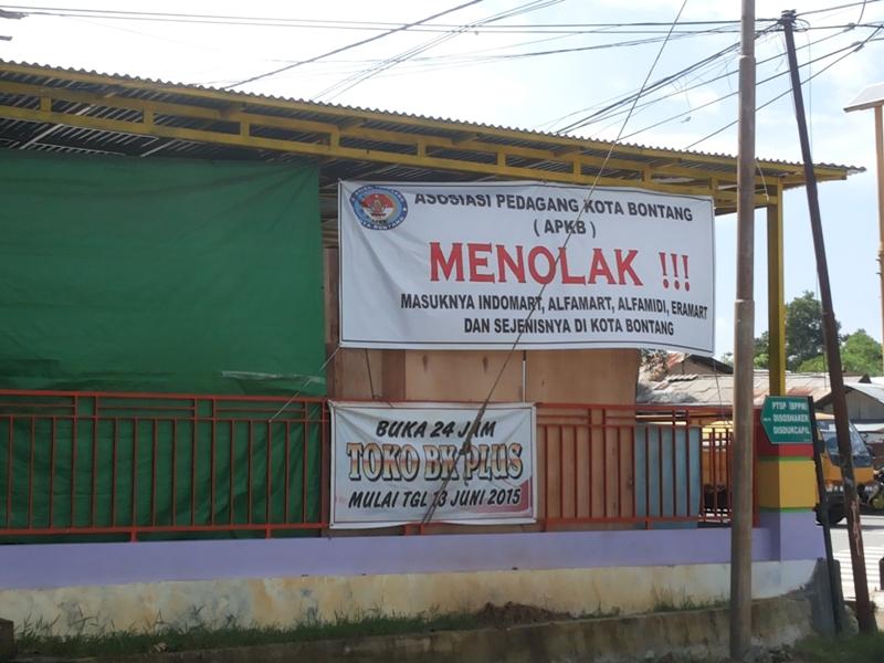 AKSI PENOLAKAN MASUKNYA MINI MARKET TERUS BERLANGSUNG