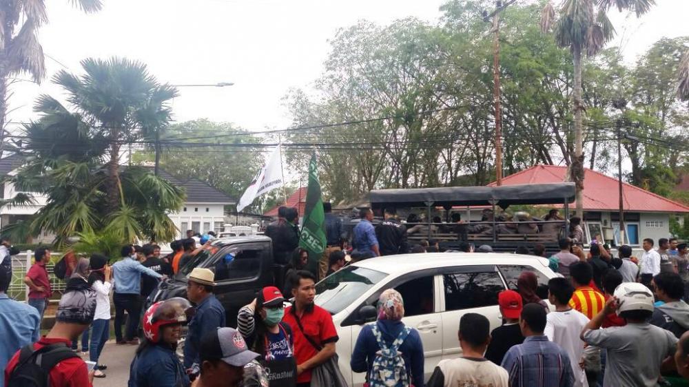 Belum Puas, Ratusan Pedemo Ngluruk ke Rujab Wali Kota Bontang