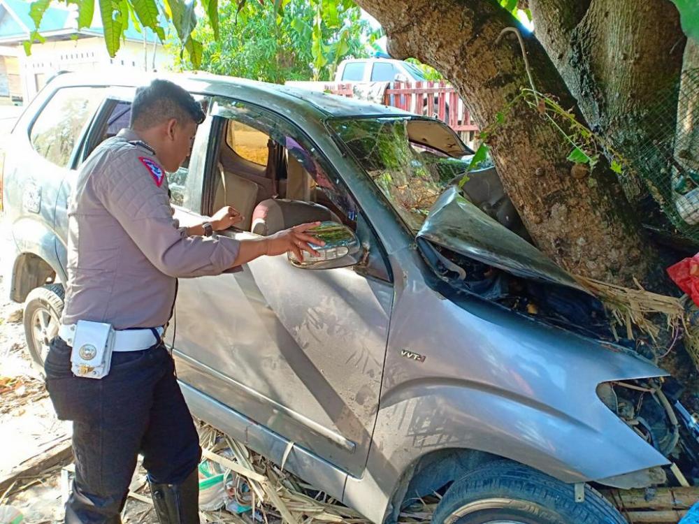 Astaga, Avanza Pengangkut Pengungsi Bencana Sulteng Kecelakaan di Bone