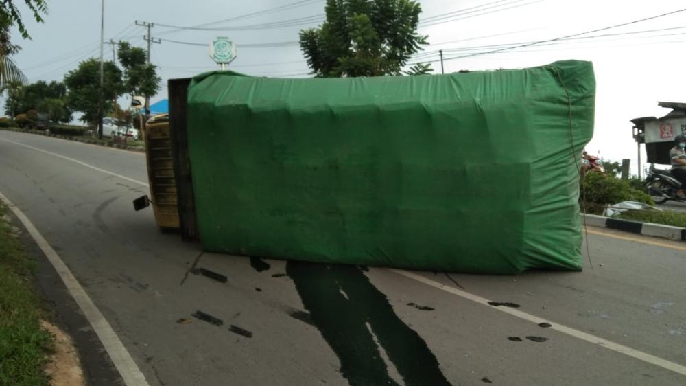 Tak Kuat Menanjak, Truk Pengangkut Popok Terguling di Bontang