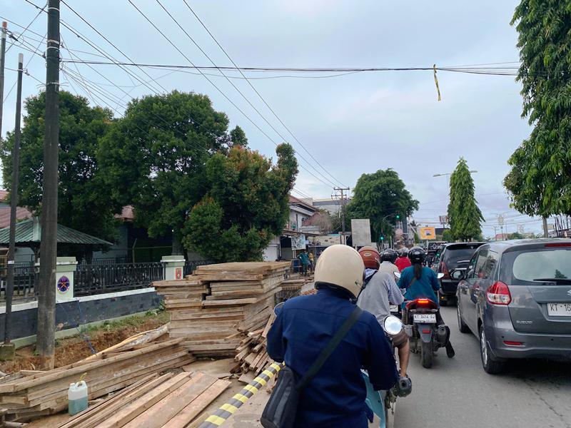 Proyek Drainase di MT Haryono Bontang Tuai Kritik: Debu hingga Antrean