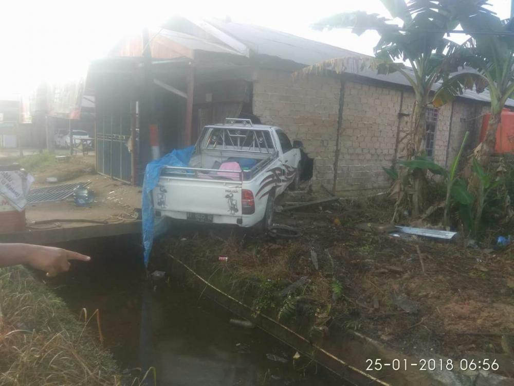 Duaarrr!!! Hindari Kucing, Mobil Pengangkut Toge Tabrak Bengkel