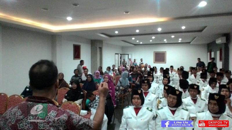 ANGGOTA PASKIBRAKA KEMBALI KE PANGKUAN ORANG TUA