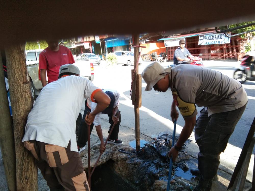 Lurah Loktuan Bontang Ajak Warganya Bersih-bersih Lingkungan