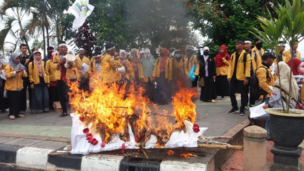 BREAKING NEWS !!! Ratusan Mahasiswa Gelar Aksi Bela Guru, Tuntut Kadisdikbud Kaltim Dilengserkan