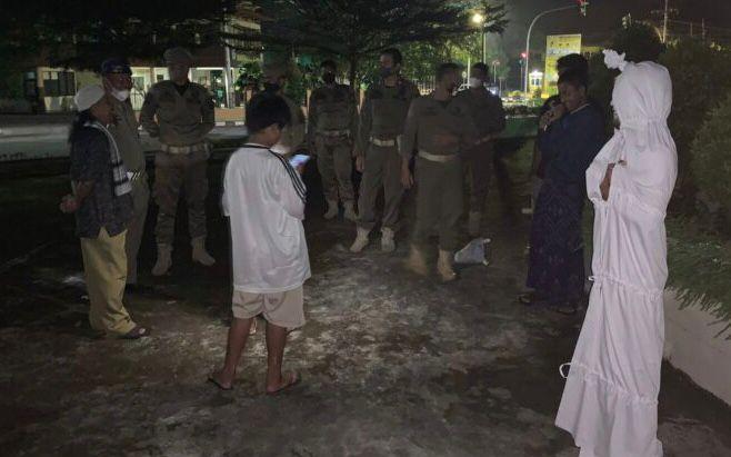 Buat Konten Pocong Takuti Warga, Lima Remaja di Berau Digulung Satpol PP