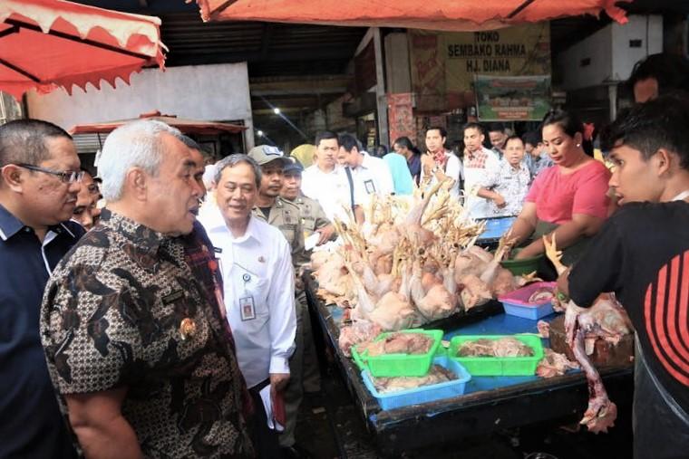 Sidak Pasar di Samarinda, Gubernur Kaltim Pastikan Stok Bahan Pokok Aman