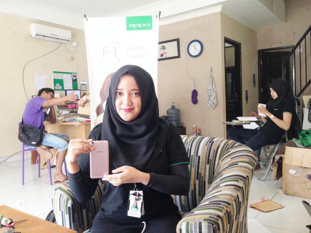 SETAHUN MENJALANI PEKERJAANYA SEBAGAI SPG, NENK TETAP MERASA NYAMAN 