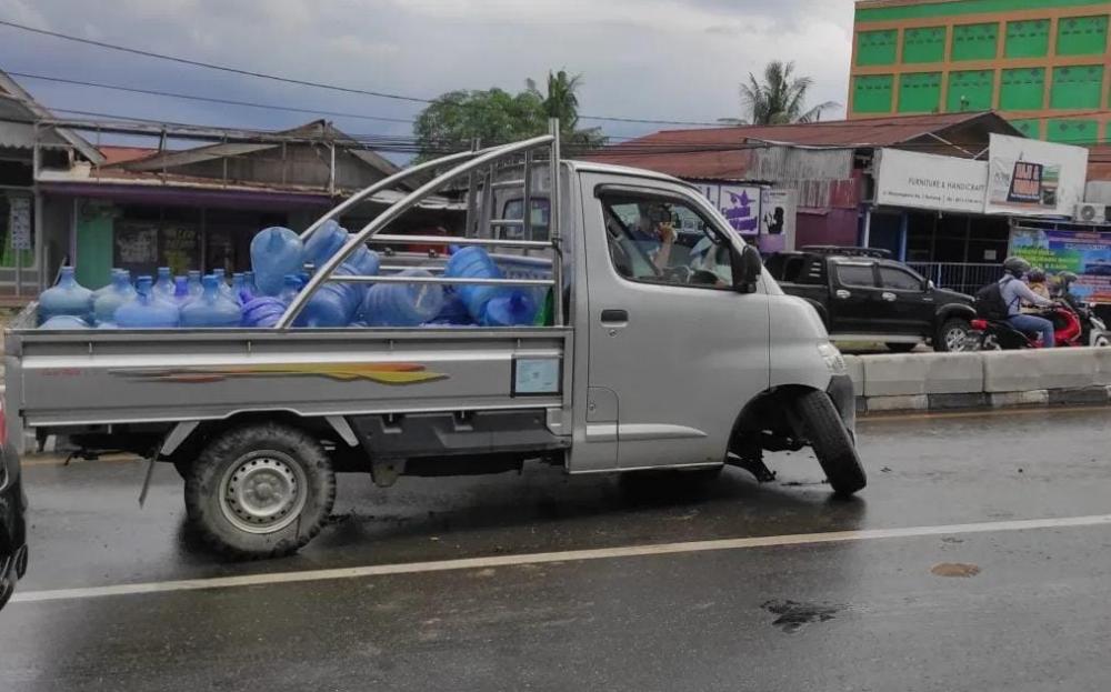 Brak! Mobil Pengangkut Galon Air di Bontang Tabrak Median Jalan