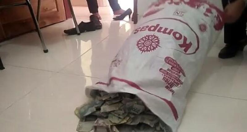 Beli Motor, Warga Bone Bawa Uang Sekarung 2 Ribuan ke Dealer