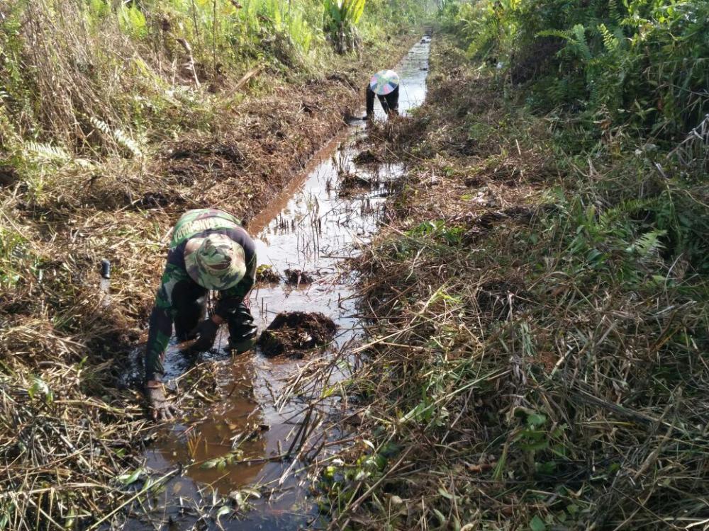 Peduli Petani, Koramil 03 Long Bagun Bikin Parit Pengairan Sawah