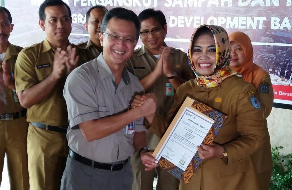 PT Badak LNG Bontang Serahkan Bantuan Motor Sampah dan Peralatan Menjahit