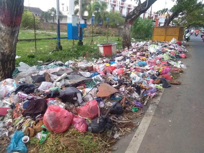 Jorok, Sampah Berserakan di Jalan Yos Sudarso Bajoe Bone