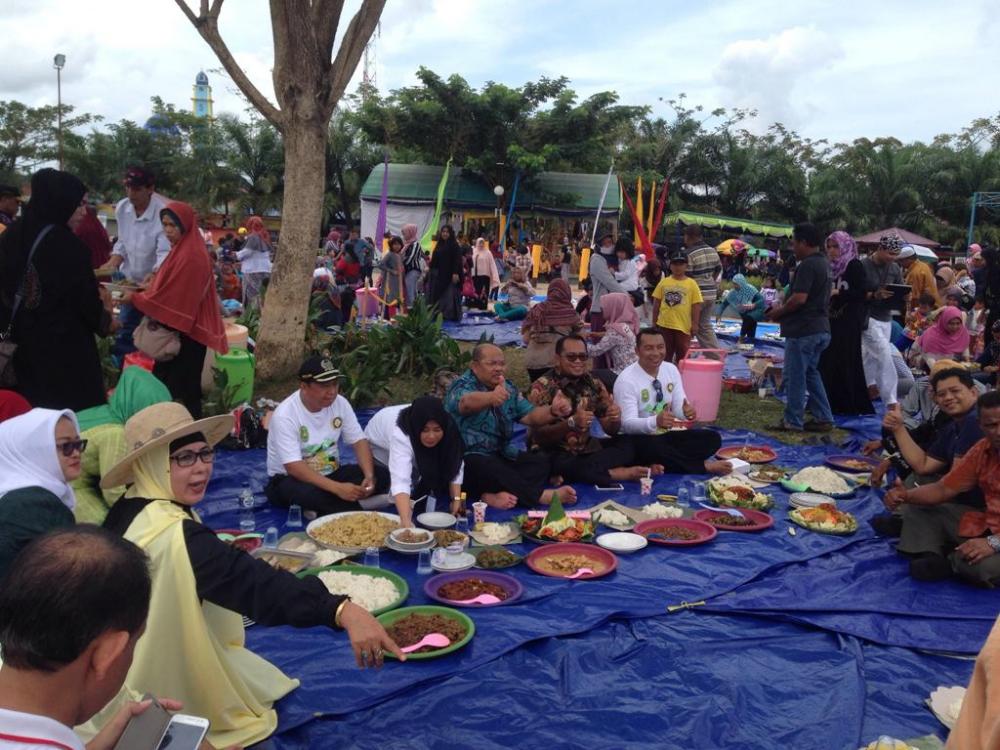 Sukses Gelar Pesta Adat, Pemerintah dan Masyarakat Kutim Makan Bersama dalam 1 Baki