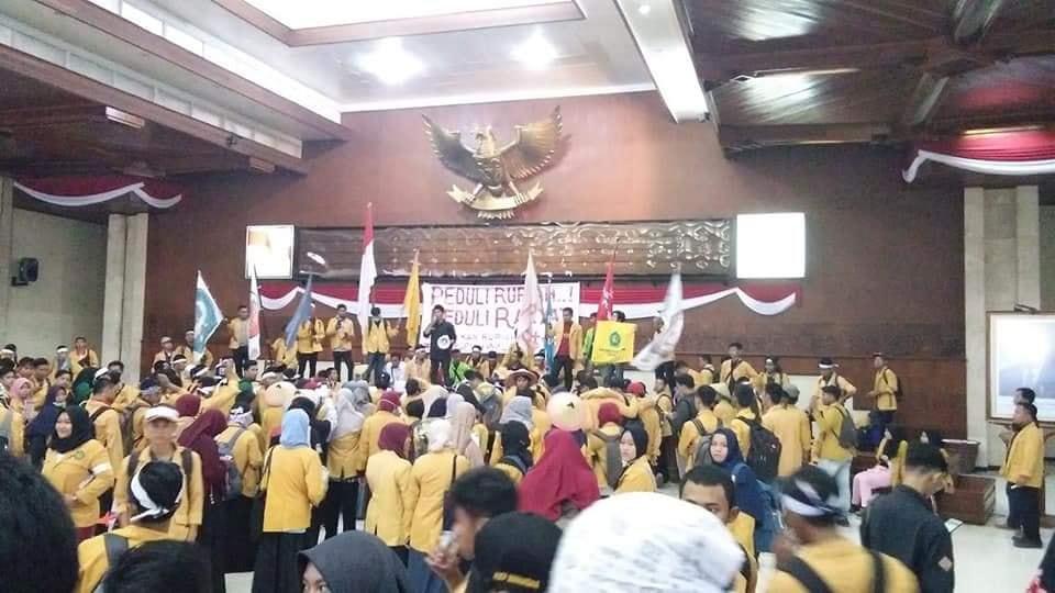 Kritik Kinerja Jokowi, Ratusan Mahasiswa Kuasai Karang Paci