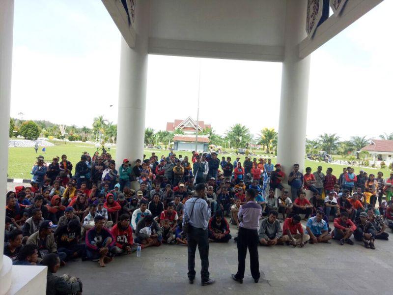 Gagal Bertemu Bupati, Massa Ngluruk ke Kantor Dewan 