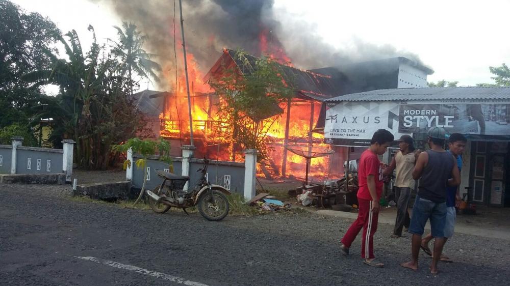 Rumah Warga di Bone Diamuk Api, Kerugian Ditaksir Capai Rp 300 Juta 