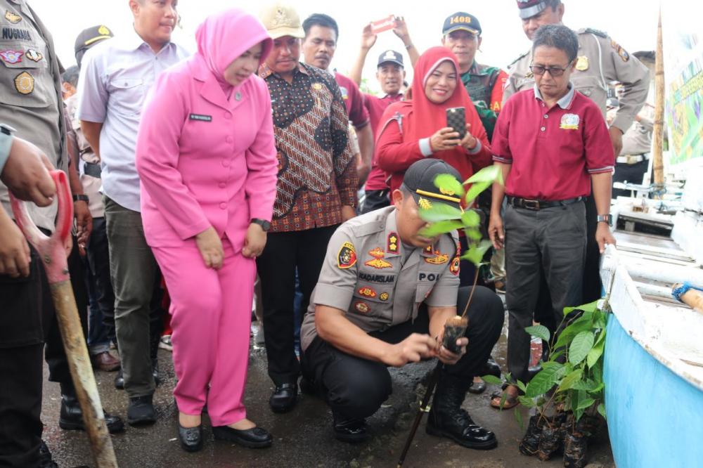 Polres Pelabuhan Makassar Hijaukan Bantaran Sungai Jeneberang