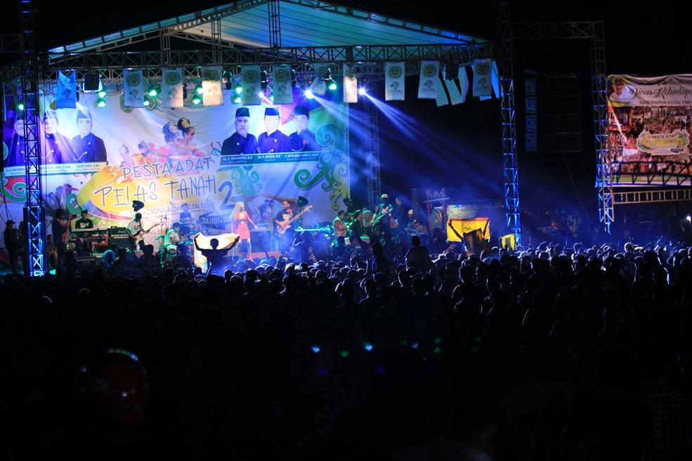 Ribuan Masyarakat Kutim Padati Taman STQ di Malam Punutupan Pestas Adat 2017
