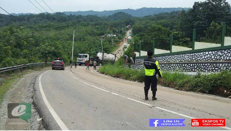 MOBIL TANGKI TERGULING, JALAN POROS BONTANG SAMARINDA MACET TOTAL