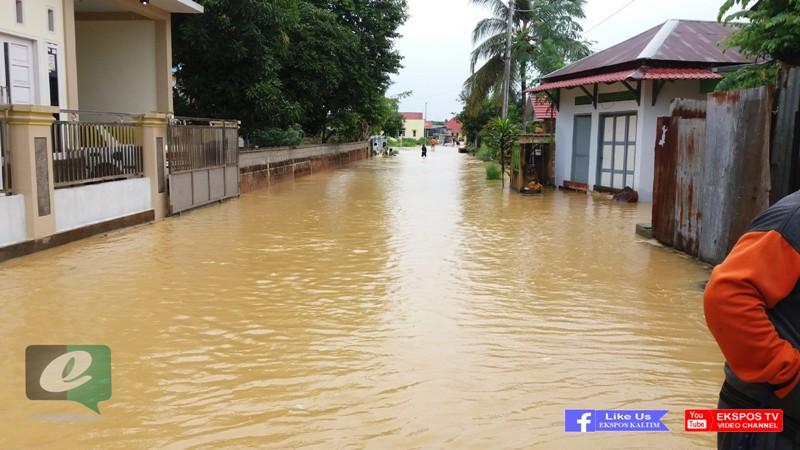 HUJAN LEBAT AKIBATKAN LIMA RT DI TELIHAN DIKEPUNG BANJIR 