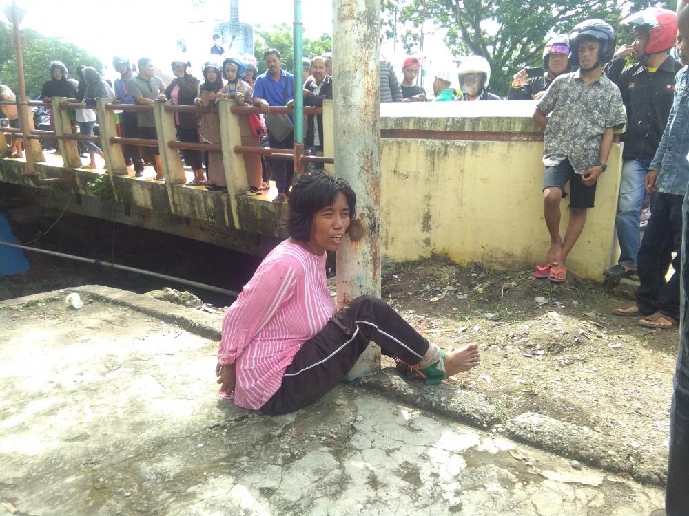Diikat di Tiang Reklame, Orang Gila di Bone Jadi Tontonan Warga