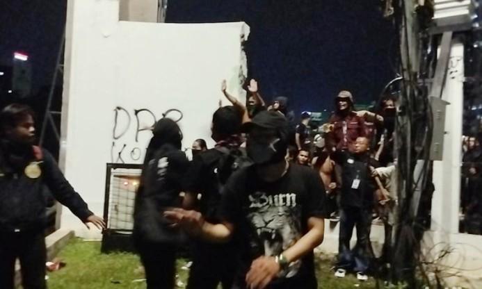  Demo Tolak RUU TNI, Pagar DPR RI Diterobos Massa!