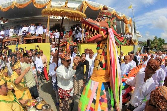 BUPATI KUKAR TUTUP ERAU EIFAF 2016
