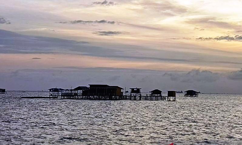 Lebaran di Atas Laut Bontang Kuala: Antara Vila, Ombak, dan Jejak Kampung Tua
