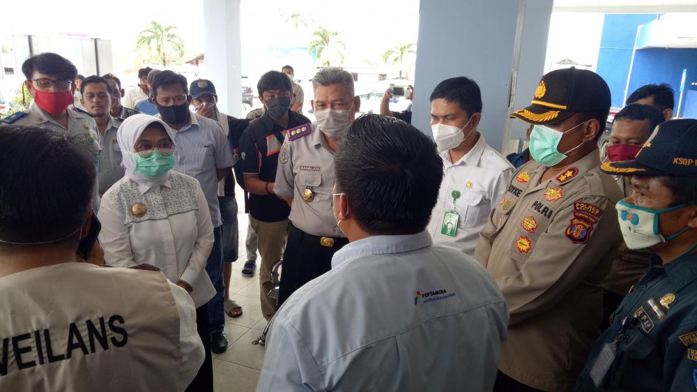 Sempat Dihadang Warga, 27 Karyawan Pertamina Akhirnya Diperbolehkan Nyebrang ke Attaka