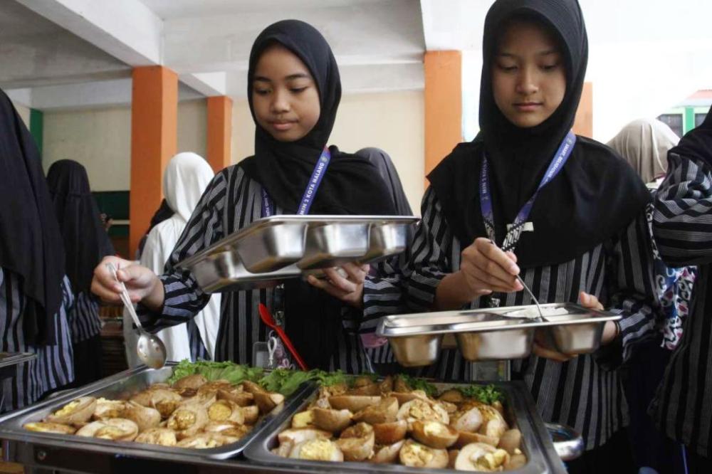 MBG Mulai Diuji dengan Sistem Prasmanan, Makanan Dibawa Hangat ke Kelas
