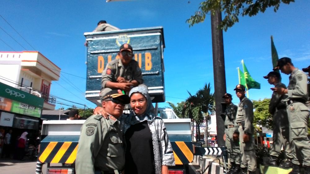 DPPKA DAN SATPOL PP BONTANG TERTIBKAN SPANDUK DAN REKLAME ILEGAL