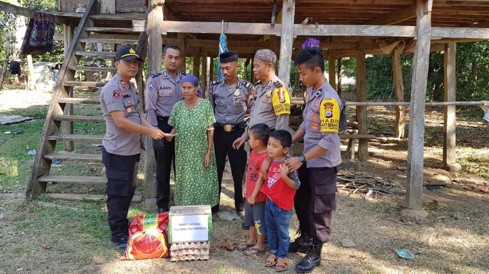 Peduli, Polsek Patimpeng Bantu Nenek Sabbe yang Hidup Sebatang Kara