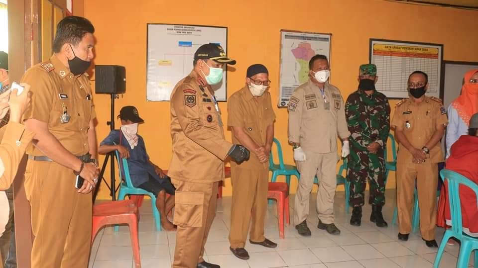 Bupati Bone Pantau Penyaluran Bansos, Bagi Masker dan Vitamin ke Petugas Perbatasan