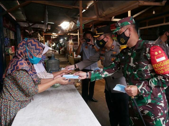 TNI-Polri di Bontang Bagikan Ribuan Masker, Ajak Masyarakat Terapkan Prokes 