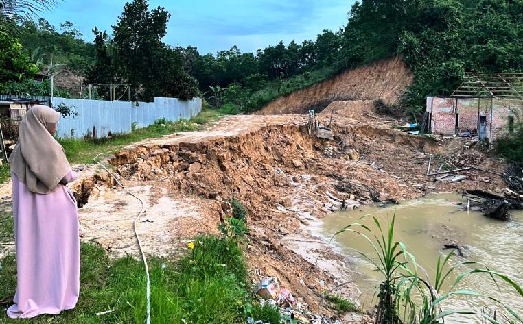 Longsor Hantui Warga Kampung Masdarling: Rumah hingga Jalan Ambruk