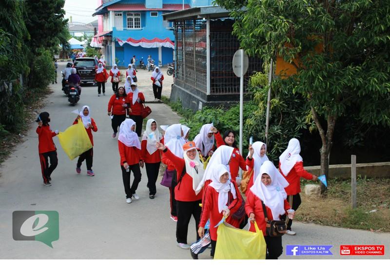 RAYAKAN HUT HIMPAUDI KE-11, GURU PAUD GERAK JALAN SAMBIL PUNGUT SAMPAH