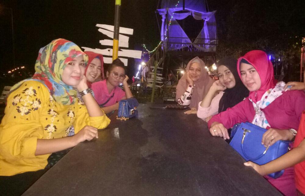 Antara Cafe dan Nostalgia Para Perantau Saat Kembali ke Bone 