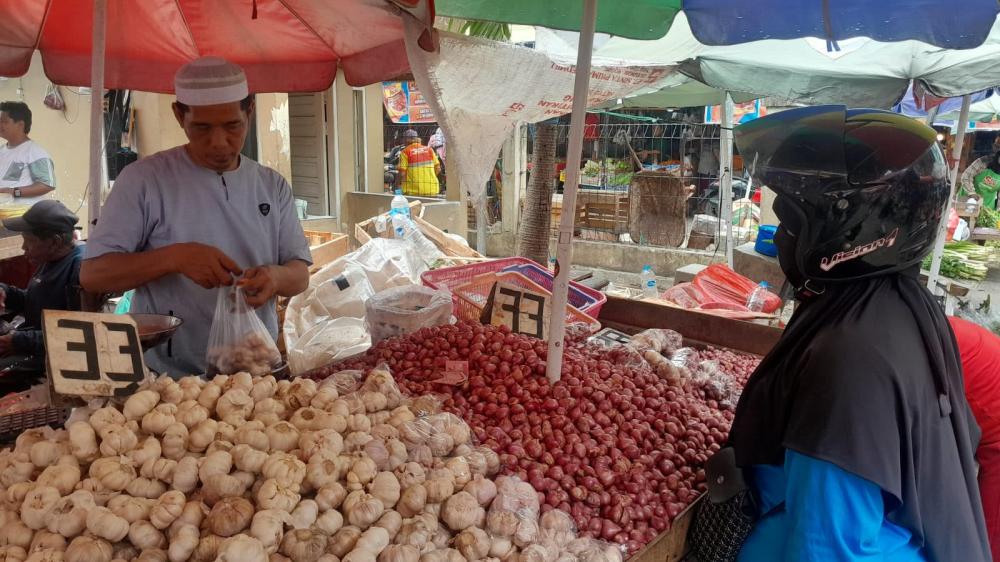 Meski Mata Perih dan Napas Sesak, Pedagang Pasar Pandansari Balikpapan Tetap Jualan