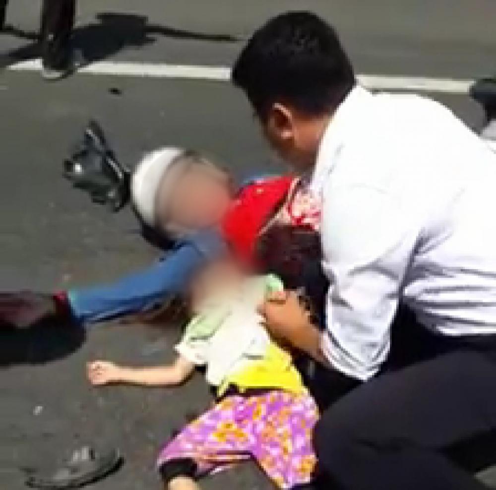 Kasihan! Tubruk Mobil Parkir, Wanita di Bone Terkapar di Jalan Bersama Balitanya