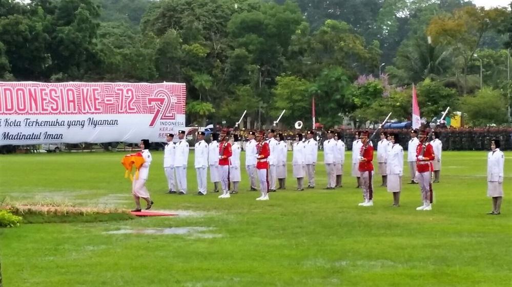 Sukses Laksanakan Tugas di Lapangan Becek, Warga Beller Upacara Dikepung Banjir