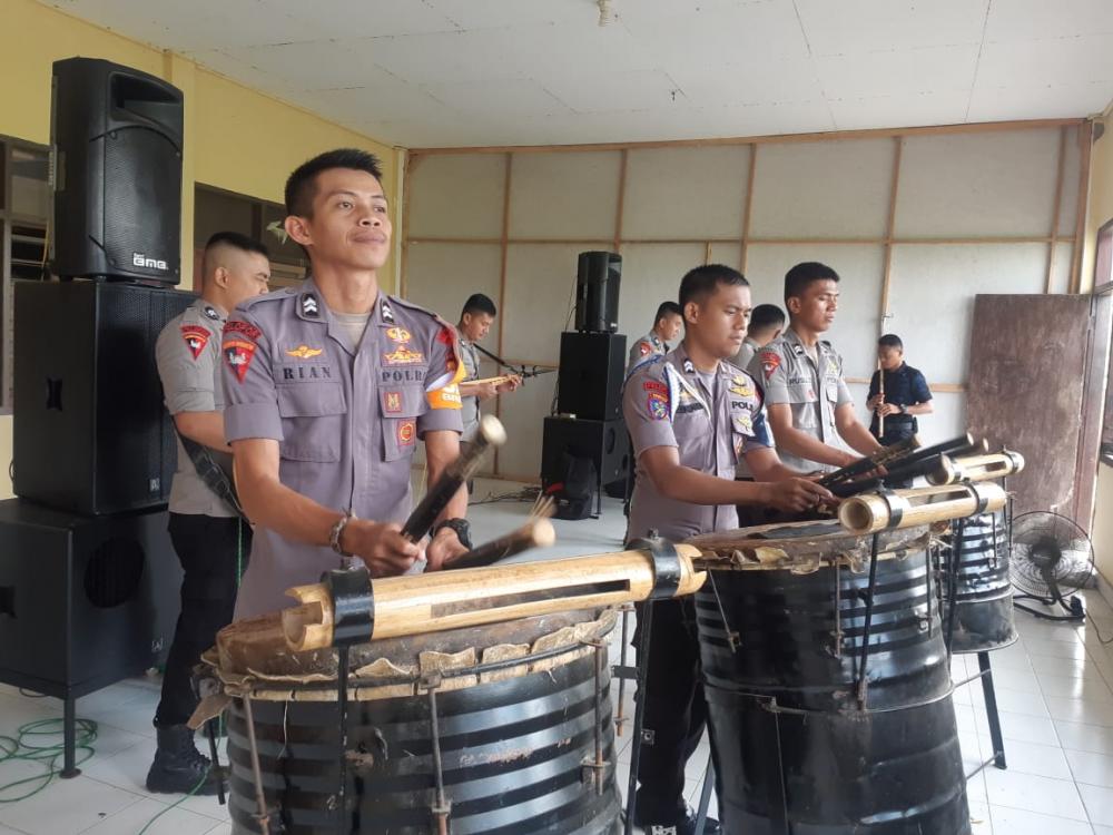 Selain Garang, Brimob Bone Ternyata Berbakat di Bidang Seni