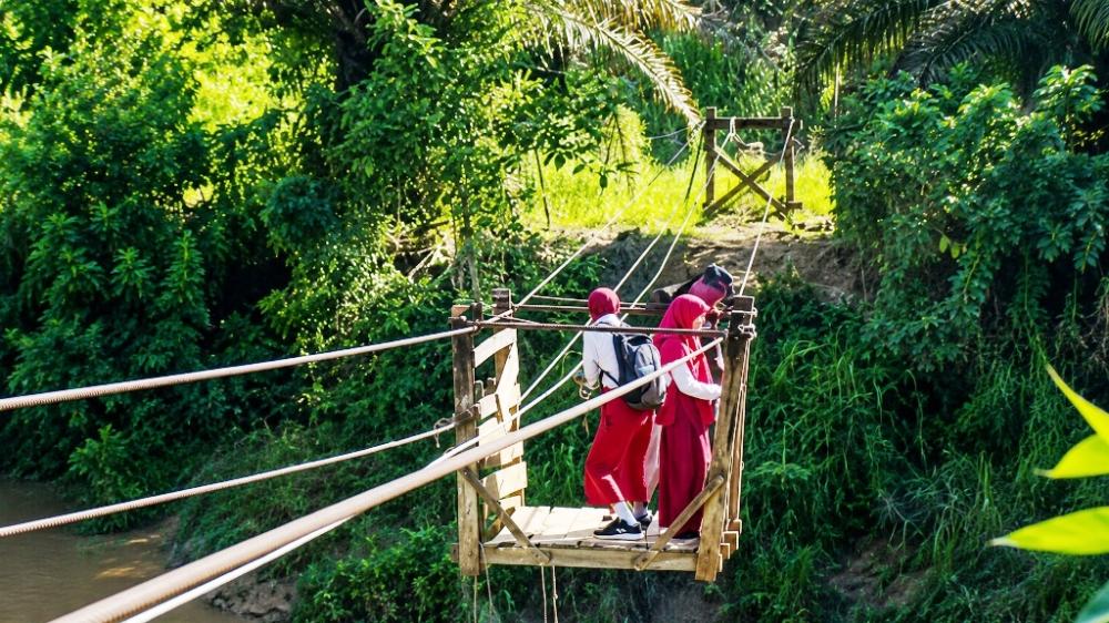 Uji Nyali Siswa di Marangkayu Naik Kereta Gantung, Menolak Relokasi 