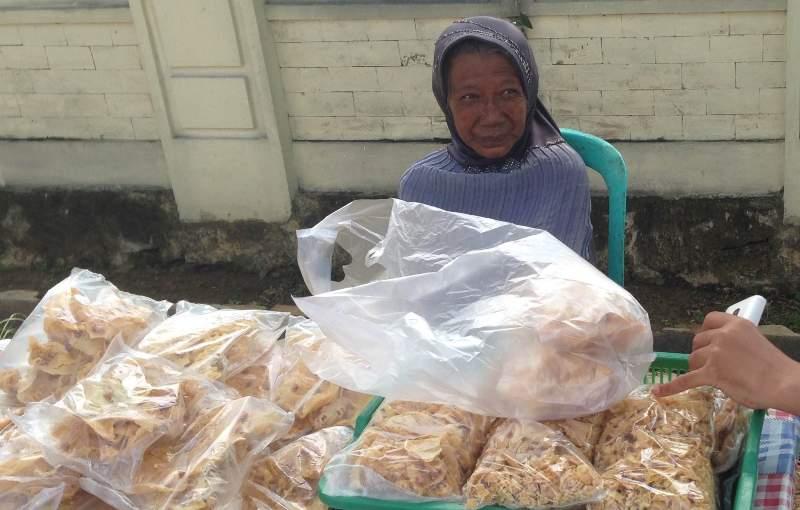 KISAH NENEK RENTA PENJUAL KRIPIK, HIDUP DALAM KEMANDIRIAN