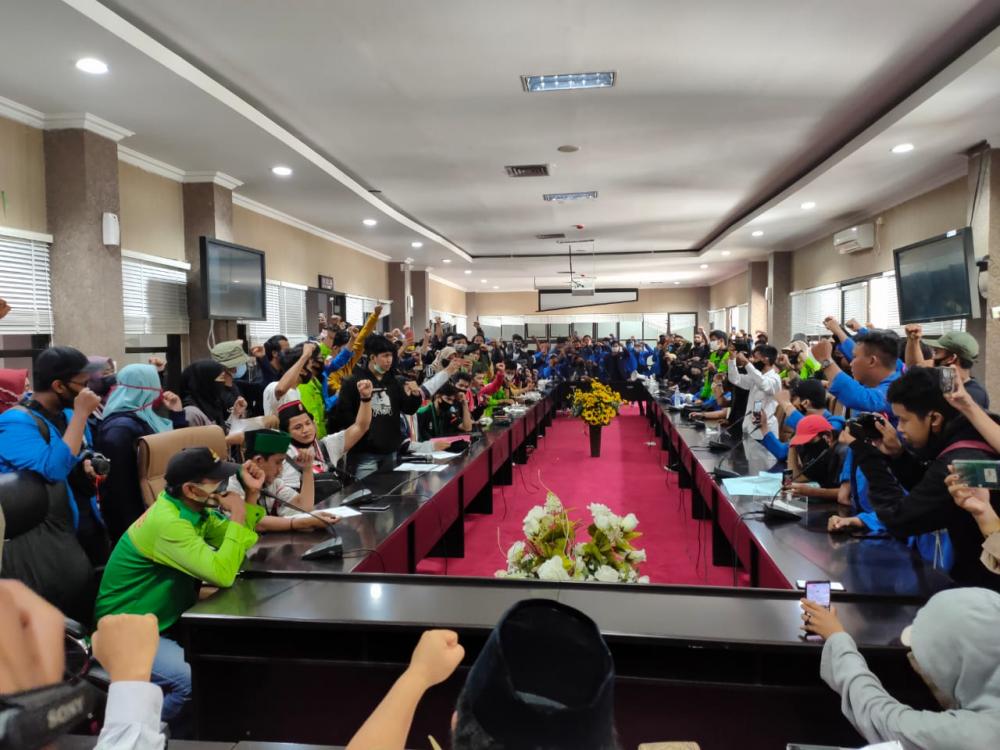 Sempat Memanas, Akhirnya Mahasiswa Duduki Ruangan DPRD Bontang
