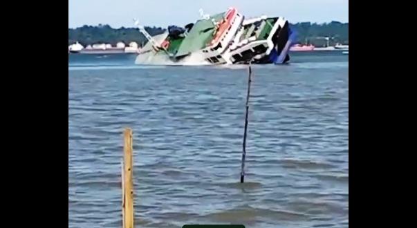 Feri Penumpang Kandas di Penajam, 2 Orang Masih Terjebak!